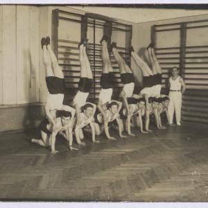 Grupa mężczyzn podczas ćwiczeń gimnastycznych na sali gimnastycznej