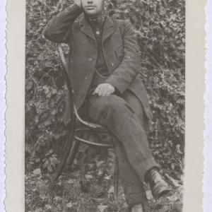 Portret mężczyzny siedzącego w ogrodzie