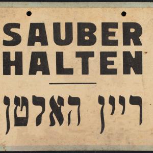 Tabliczka z getta łódzkiego z napisem 
„Sauber Halten”