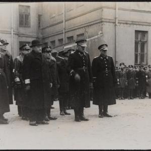 Zdjęcie pt. „Straż porz.[ądkowa] z prezesem Czerniakowem i policją polską”
