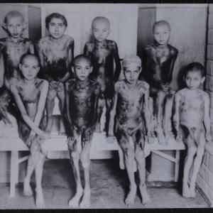 Zdjęcie pt. „Nagie dzieci żydowskie wyniszczone głodem w ghetcie warszawskim”